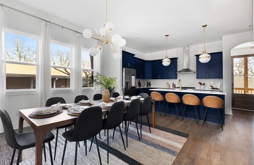 Hadley - Washington House | New Nash home: Games, Glam room, Private yard, BBQ