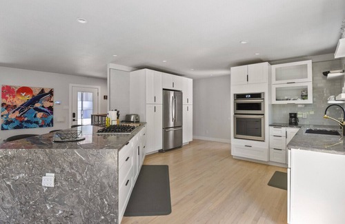 Southeast House | New | Near DU | Renovated Home | KING Bed|Fire Pit