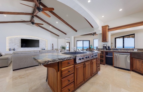 La Ribera House | New Ocean front 4-bdrm villa, Pool, Hot Tub WiFi, AC in beautiful Playa Colorada