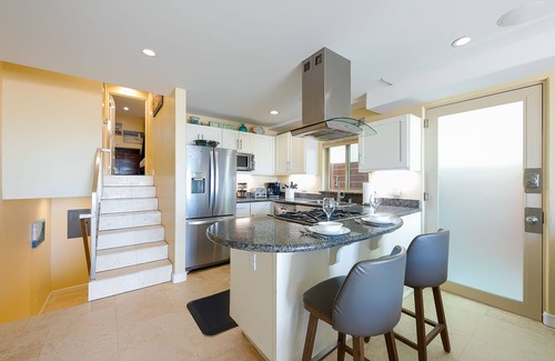 Mission Beach Condo | NEW! Oceanfront 2BD with Parking, Patio, BBQ, Great for the Whole Family! Pets OK!