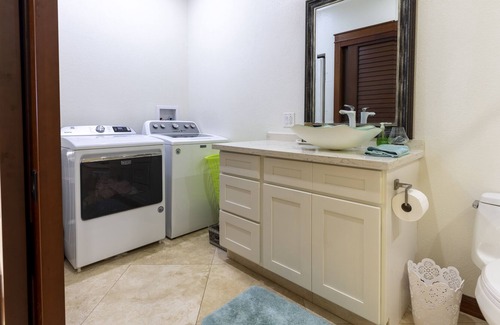 Waialae Iki Ridge House | New oceanfront property in East Oahu - 4bed/4bath + studio