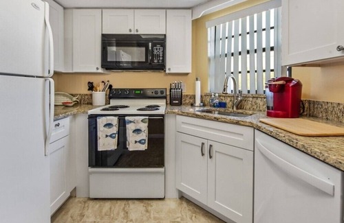 Bradenton Condo | NEW ON THE MARKET! CLOSE TO BEACH! 2 Bed, 2 Bath Townhome in Palma Sola!