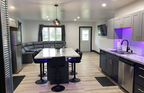 Riverside House | New Open Concept Modern Getaway Near Beaches