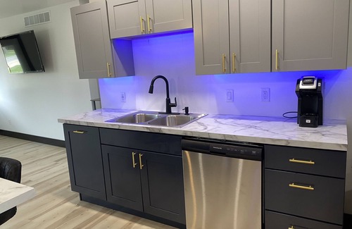 Riverside House | New Open Concept Modern Getaway Near Beaches