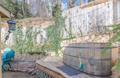 Chimney Rock House | New owner! Lake Lure Cottage + Hot Tub + King suite!