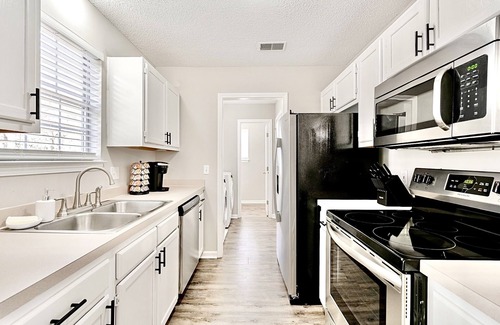 Huntcliff House | NEW Peaceful Retreat near Ft Jackson & Downtown!