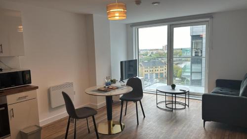 Trafford Apartment | NEW Penthouse height Flat, City View Balcony, Free Gym & More Minimalistic Home