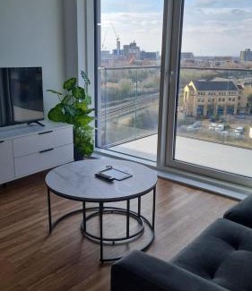 Trafford Apartment | NEW Penthouse height Flat, City View Balcony, Free Gym & More Minimalistic Home