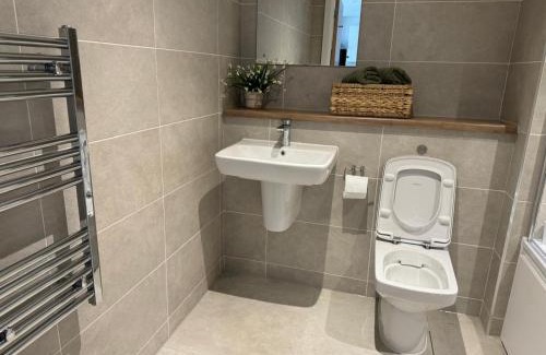 Trafford Apartment | NEW Penthouse height Flat, City View Balcony, Free Gym & More Minimalistic Home