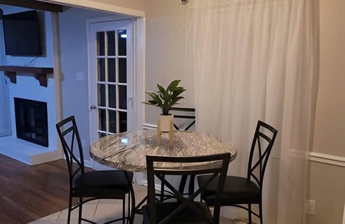 Greensboro House | NEW Perfect, Cozy, All Amenities, Central!