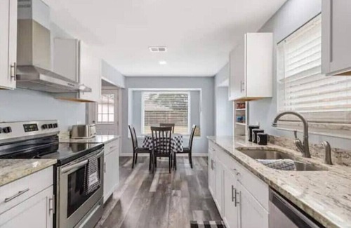 Bedford House | New Perfect Space! Bright, Open & Accommodating!n