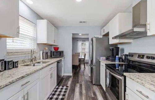 Bedford House | New Perfect Space! Bright, Open & Accommodating!n