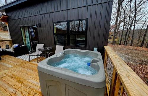 Lampe House | New! Pine Ridge Tiny Cabin with Hot Tub!