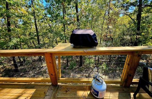Lampe House | New! Pine Ridge Tiny Cabin with Hot Tub!