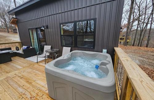 Lampe House | New! Pine Ridge Tiny Cabin with Hot Tub!