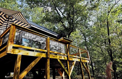 Lampe House | New! Pine Ridge Tiny Cabin with Hot Tub!