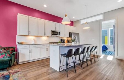 Talbot's Corner House | NEW Pink Howdy Oasis 13 Beds Rooftop View Parking