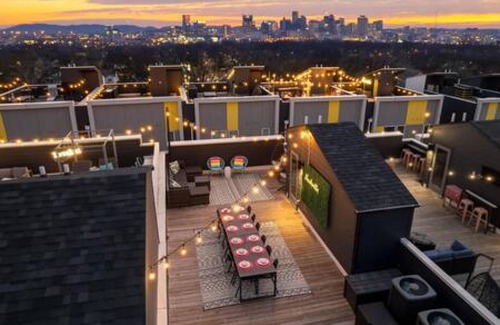 Talbot's Corner House | NEW Pink Howdy Oasis 13 Beds Rooftop View Parking