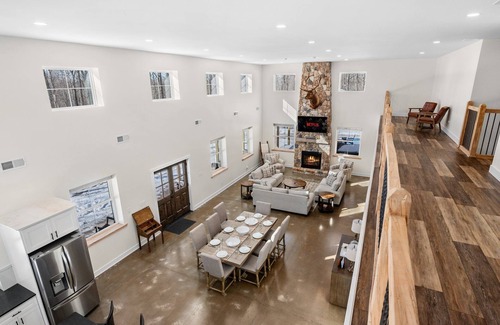 White Haven House | New Pocono Barndominium sleeps 20ppl on 40 acres with a Hot Tub & Fire Pit!