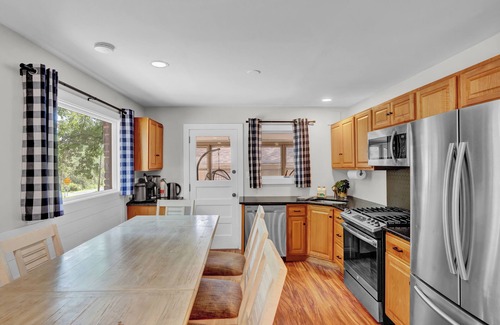 Pocono Pines Ski Chalet | New Pocono Getaway:3-Tier Theater, Hot Tub, Fire pit, Pool Table.Near Lake Naomi