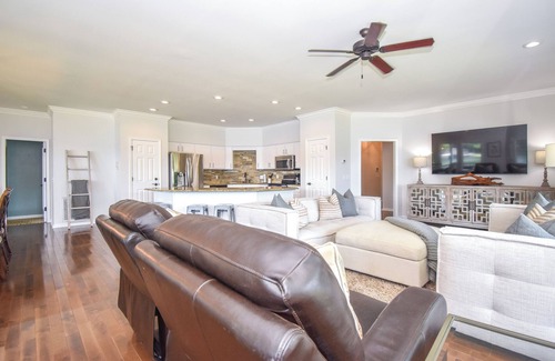 Dadeville House | New! Point Of View at Lake Martin w/400+ ft of waterfront and sleeps 10!