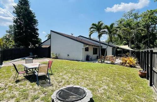 Palm Aire Village East Villa | NEW Pool Home with King Bed Mins to Hospital and Beach