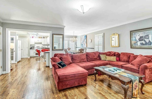 Cherokee Park House | New Pool & Hot Tub! 5.5 Baths Close to Downtown!