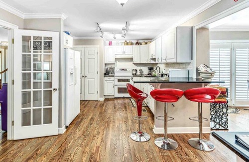 Cherokee Park House | New Pool & Hot Tub! 5.5 Baths Close to Downtown!