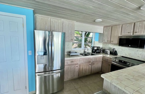 Rainbow Bay House | NEW POOL! Luxury waterfront! "Rainbow Charm"