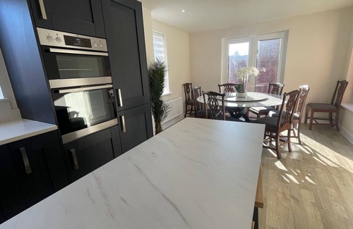 Arbury House | New prestigious 5 bed house near science park