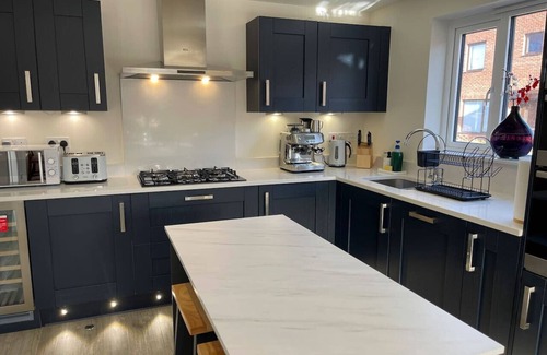 Arbury House | New prestigious 5 bed house near science park
