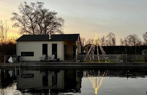 Baambrugse Zuwe House | NEW - Private Cabin - on a lake near Amsterdam