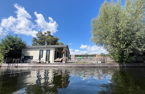 Baambrugse Zuwe House | NEW - Private Cabin - on a lake near Amsterdam