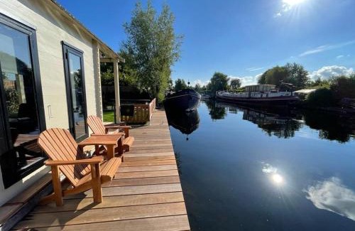 Baambrugse Zuwe House | NEW - Private Cabin - on a lake near Amsterdam