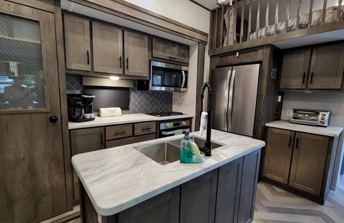 River Ranch Cottage | NEW Private RV Rental for Large Groups w/Golf Cart! 271