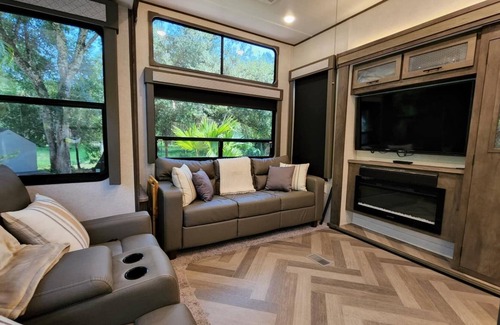 River Ranch Cottage | NEW Private RV Rental for Large Groups w/Golf Cart! 271