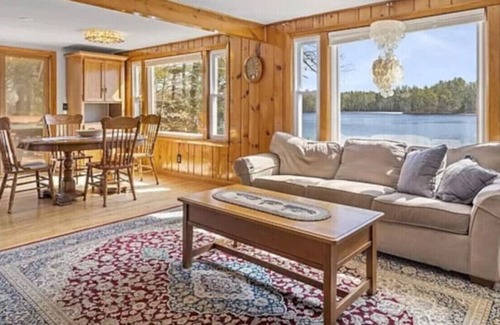 Raymond House | NEW Private Secluded Waterfront House on Quiet Lake