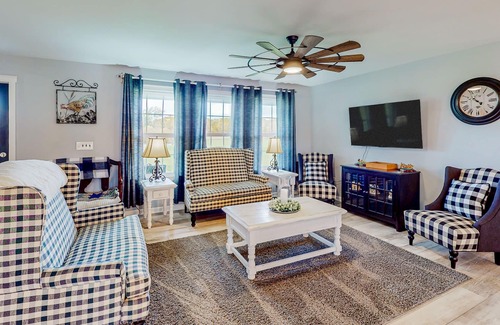 Dundee House | New ranch-style in the heart of Finger Lakes/Wine Country with porch & firepit