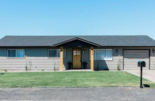 East Wenatchee House | NEW! Recently remodeled. Bright and Trendy home. Fully stocked!