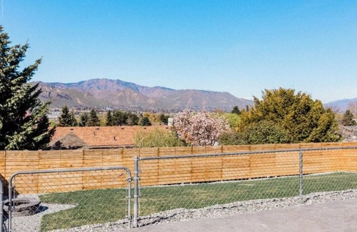 East Wenatchee House | NEW! Recently remodeled. Bright and Trendy home. Fully stocked!