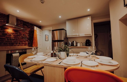 Retford House | New Refurbed. Home from Home. near Train station for Families and Contractors
