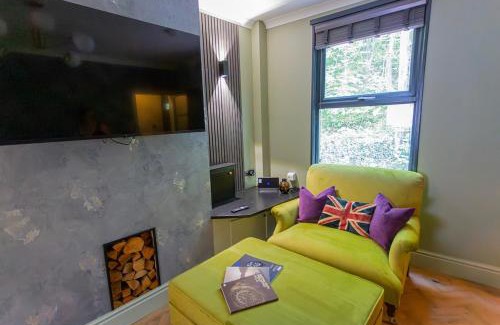 Ashbourne House | NEW Refurbished May 2025 Stylish Cottage Ashbourne Peak District Alton towers Derbyshire