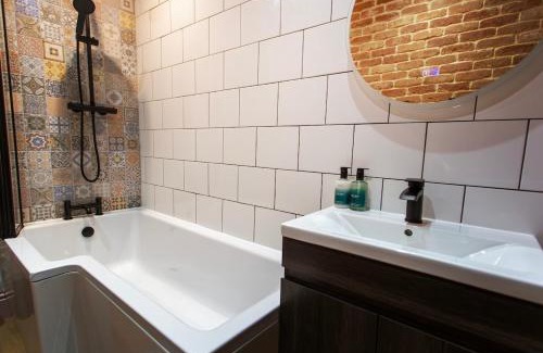 Ashbourne House | NEW Refurbished May 2025 Stylish Cottage Ashbourne Peak District Alton towers Derbyshire