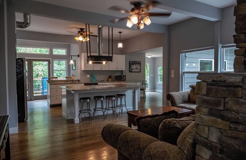 Northside House | new remodel w/a hot tub, 1 mile from market st bridge,private backyard and deck