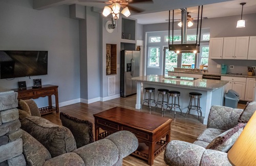 Northside House | new remodel w/a hot tub, 1 mile from market st bridge,private backyard and deck