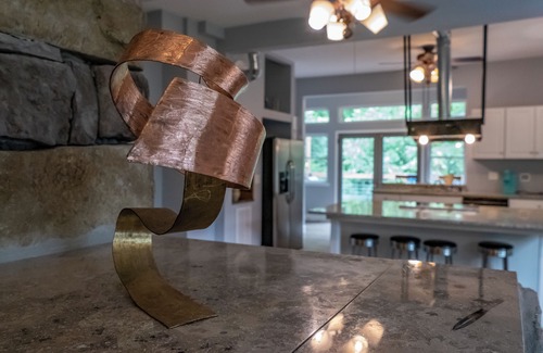 Northside House | new remodel w/a hot tub, 1 mile from market st bridge,private backyard and deck