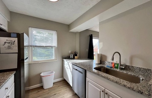 Middletown Apartment | New remodeled 2 Bed apt Middletown Private Laundry