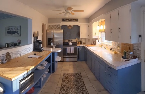 Lorain House | NEW Renovated, Cozy Home-massive driveway, grill+patio, awesome kitchen+TV areas