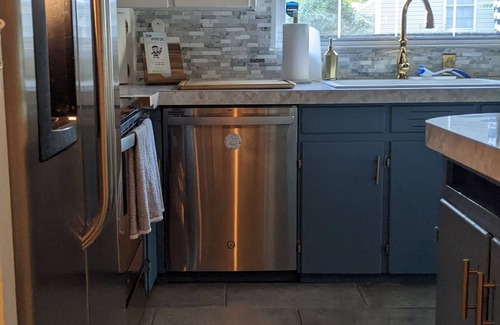 Lorain House | NEW Renovated, Cozy Home-massive driveway, grill+patio, awesome kitchen+TV areas