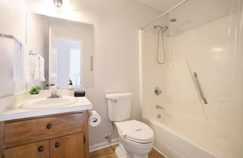 Durham Apartment | New & Renovated Modern Retreat 2 mi from Duke
